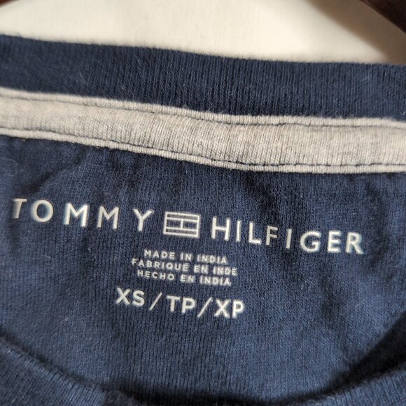Tommy Hilfiger Men's Navy T-Shirt 3D Embossed Carpet Logo/Graphic Print, Size XS - Picture 4 of 7